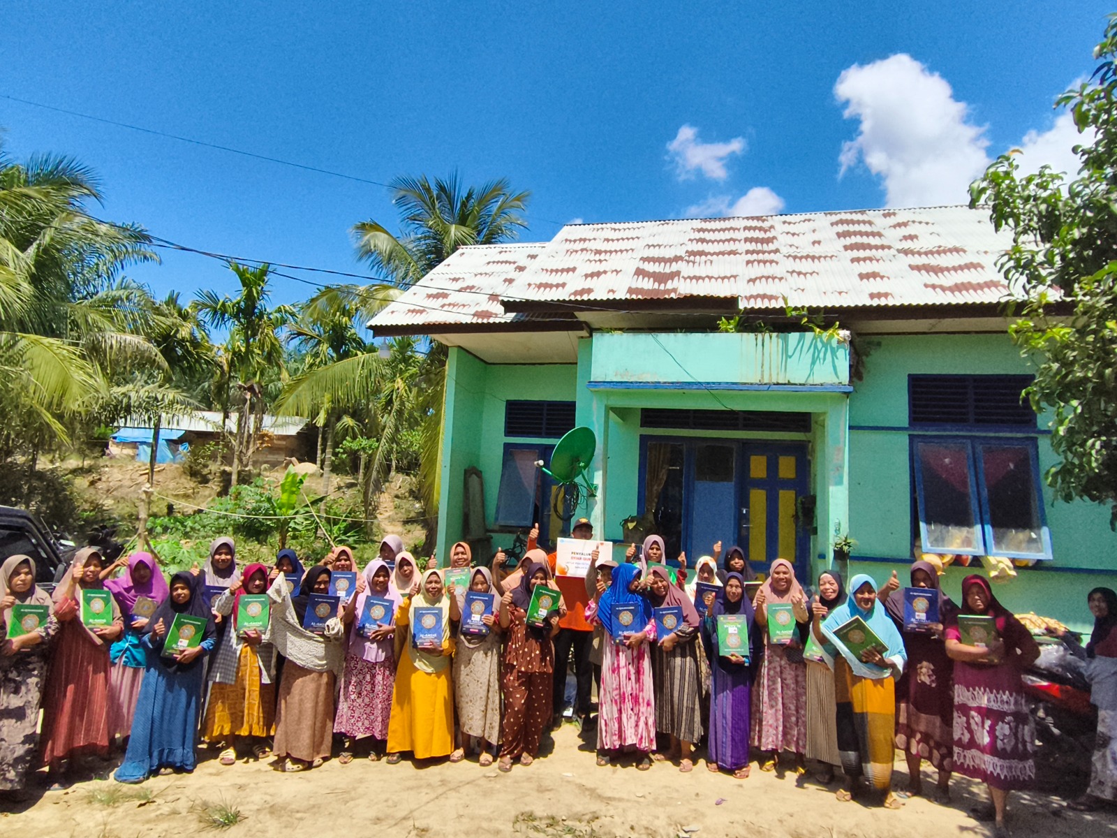 Rumah Zakat Salurkan Al-Qur’an untuk Dayah Penyintas Bencana di Pidie Jaya