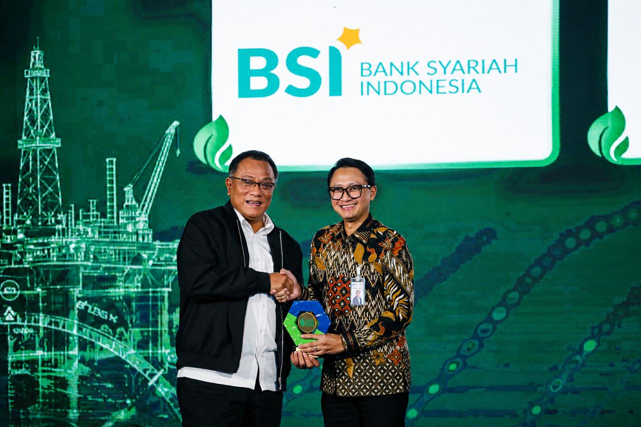 Perkuat Pemberdayaan Masyarakat melalui Green Zakat, BSI Raih Anugerah Utama ESG